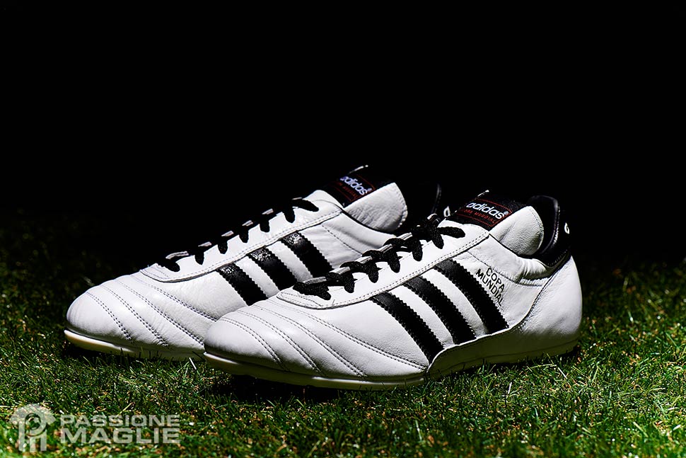 Scarpe Copa Mundial, adidas lancia la versione bianca con strisce nere