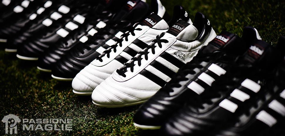 Scarpe Copa Mundial, adidas lancia la versione bianca con strisce nere