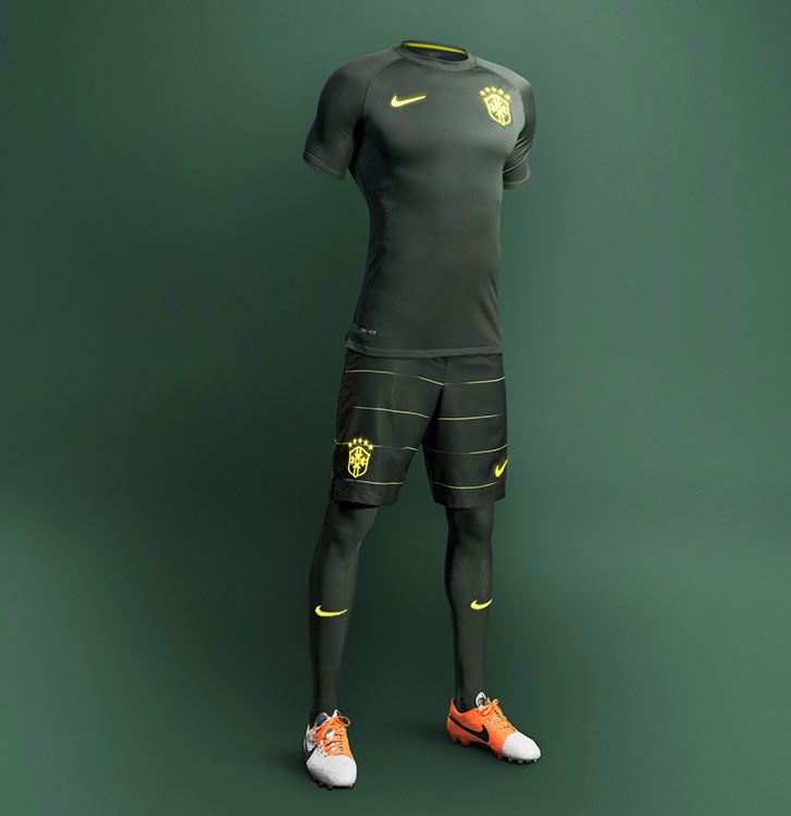 La terza maglia del Brasile 2014 di Nike in total look verde scuro