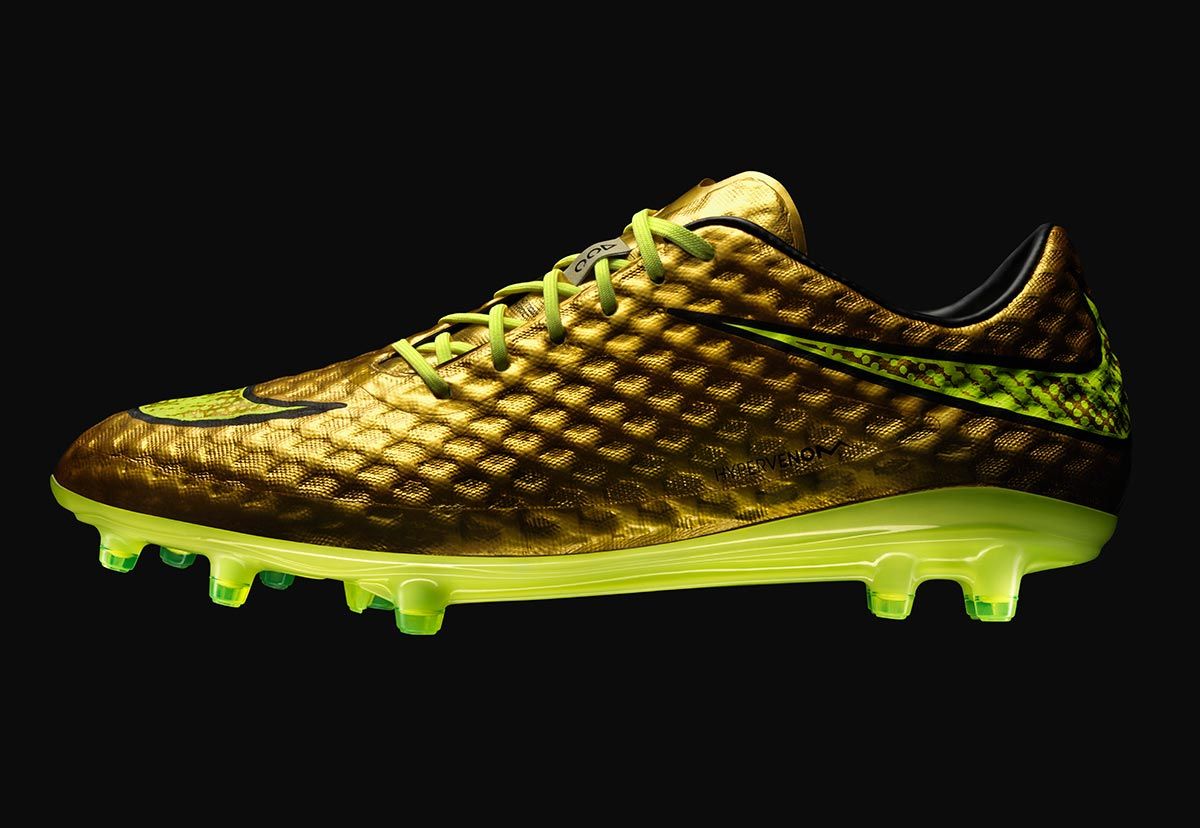 Le scarpe Hypervenom Gold di Neymar, versione dorata