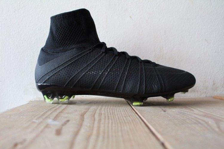 Nike Academy Pack, le scarpe da calcio total black