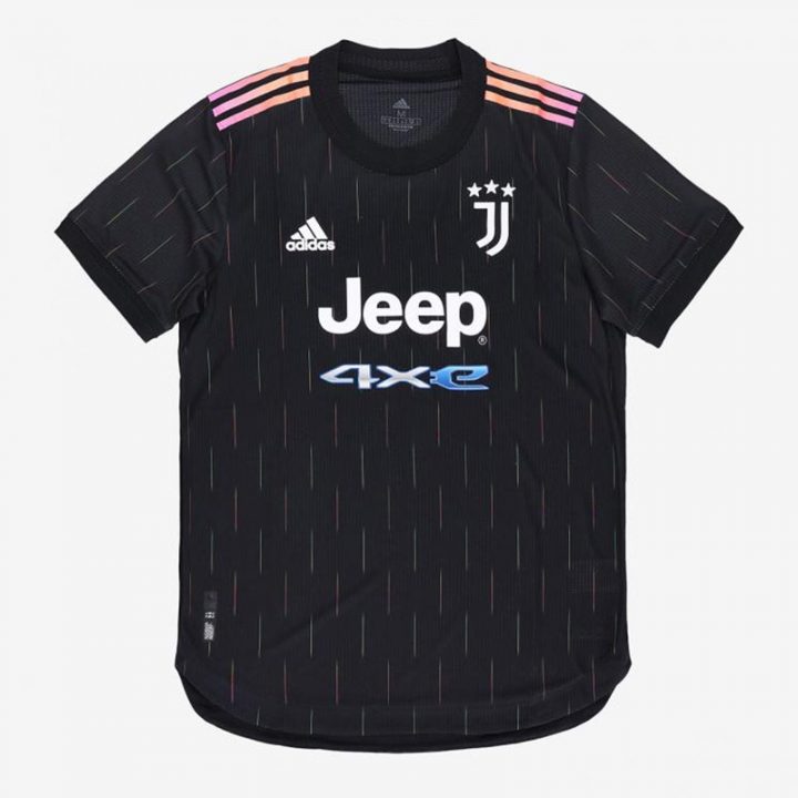 Seconda maglia Juve 2021-2022, il nero si accende con le luci elettroniche