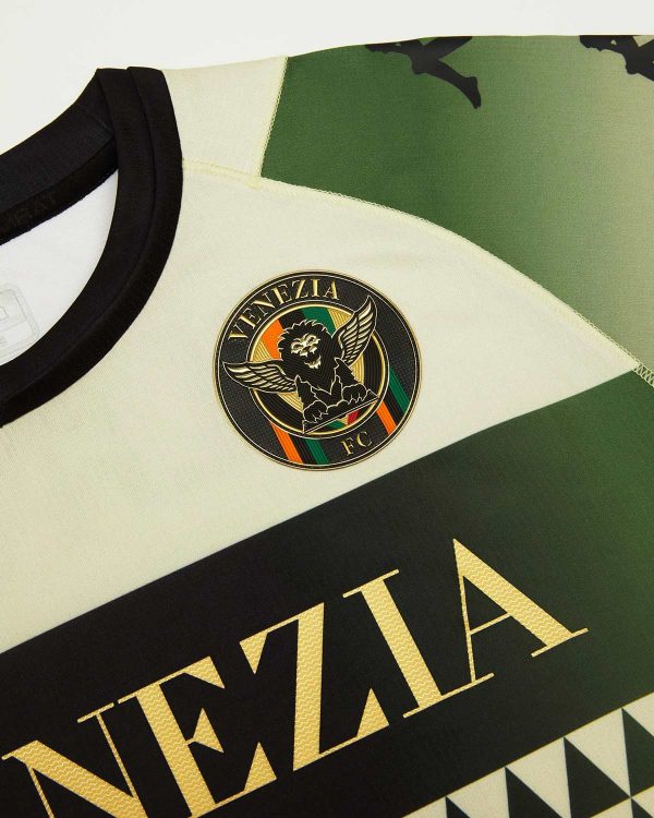 Lo stemma del Venezia FC sulla maglia away