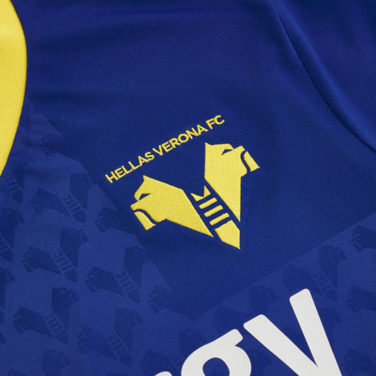 La Maglia Dell'Hellas Verona 2022-2023 In Una Notte A Tinte Gialloblù