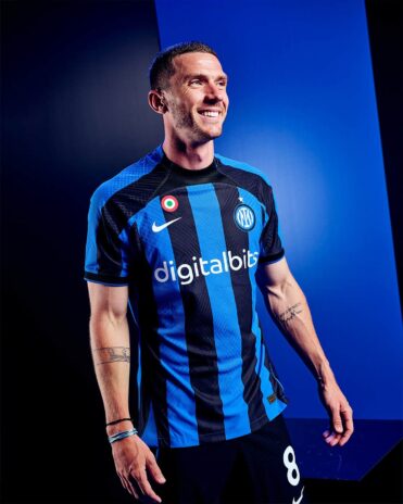 La maglia dell'Inter 2022-2023 tra strisce classiche e anima moderna