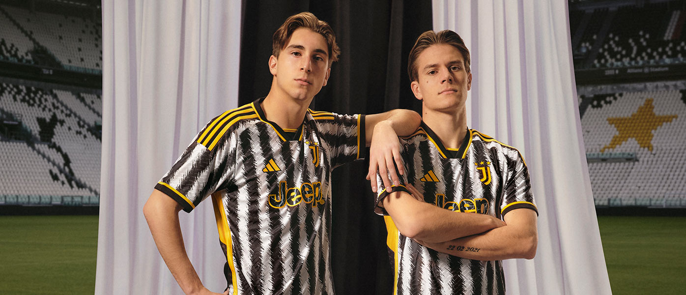 La maglia della Juventus 2023-2024 con il manto della zebra