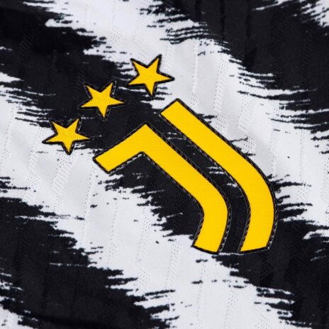 La possibile maglia della Juve per la stagione 2024/2025: i bianconeri si  ispirano ai tempi vincenti - Calcio