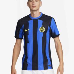 Il nerazzurro si mescola ai loghi gialli: ecco la nuova maglia dell'Inter  2023-24