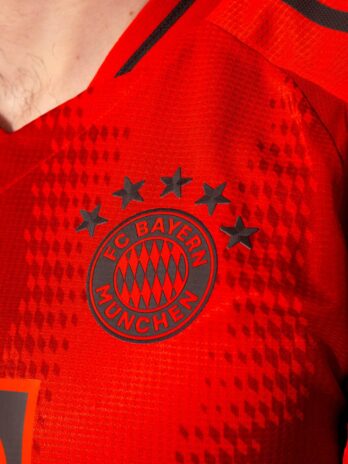 Maglia Bayern Monaco 2024-2025, un Triplete di Rosso da Adidas